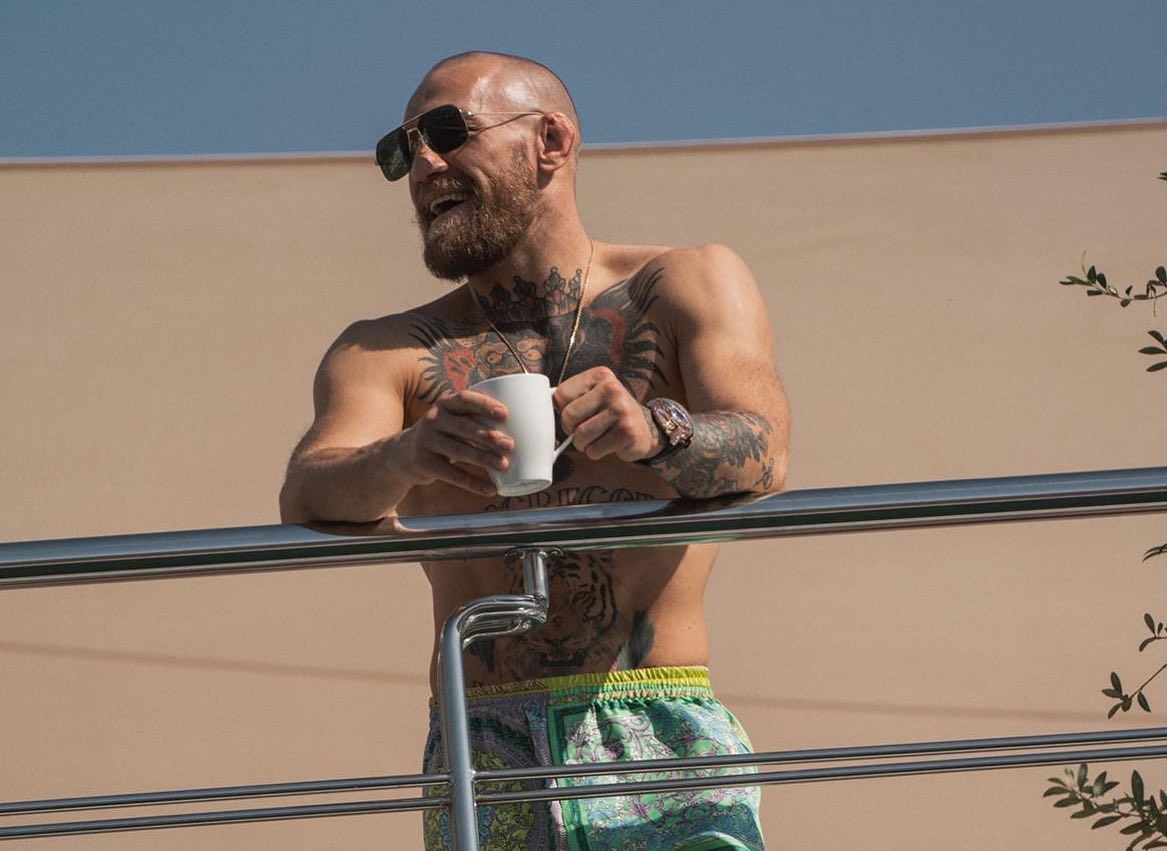 Conor McGregor na jachtě v Abú Zabí.