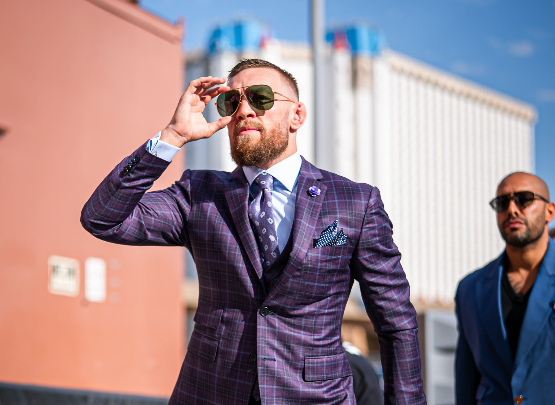 Conor McGregor dorazil ve slušivém obleku, po zápase spěchal do nemocnice.