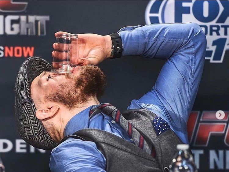 Conor McGregor a jeho prezentace na tiskové konferenci UFC.