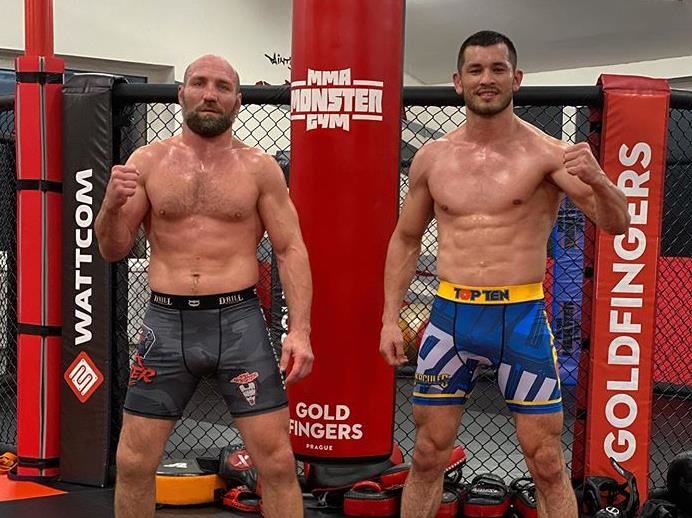 Byl hubeňoučký a měl delší vlasy. Teď jde Muradov do třetí bitvy v UFC. Žije svůj sen