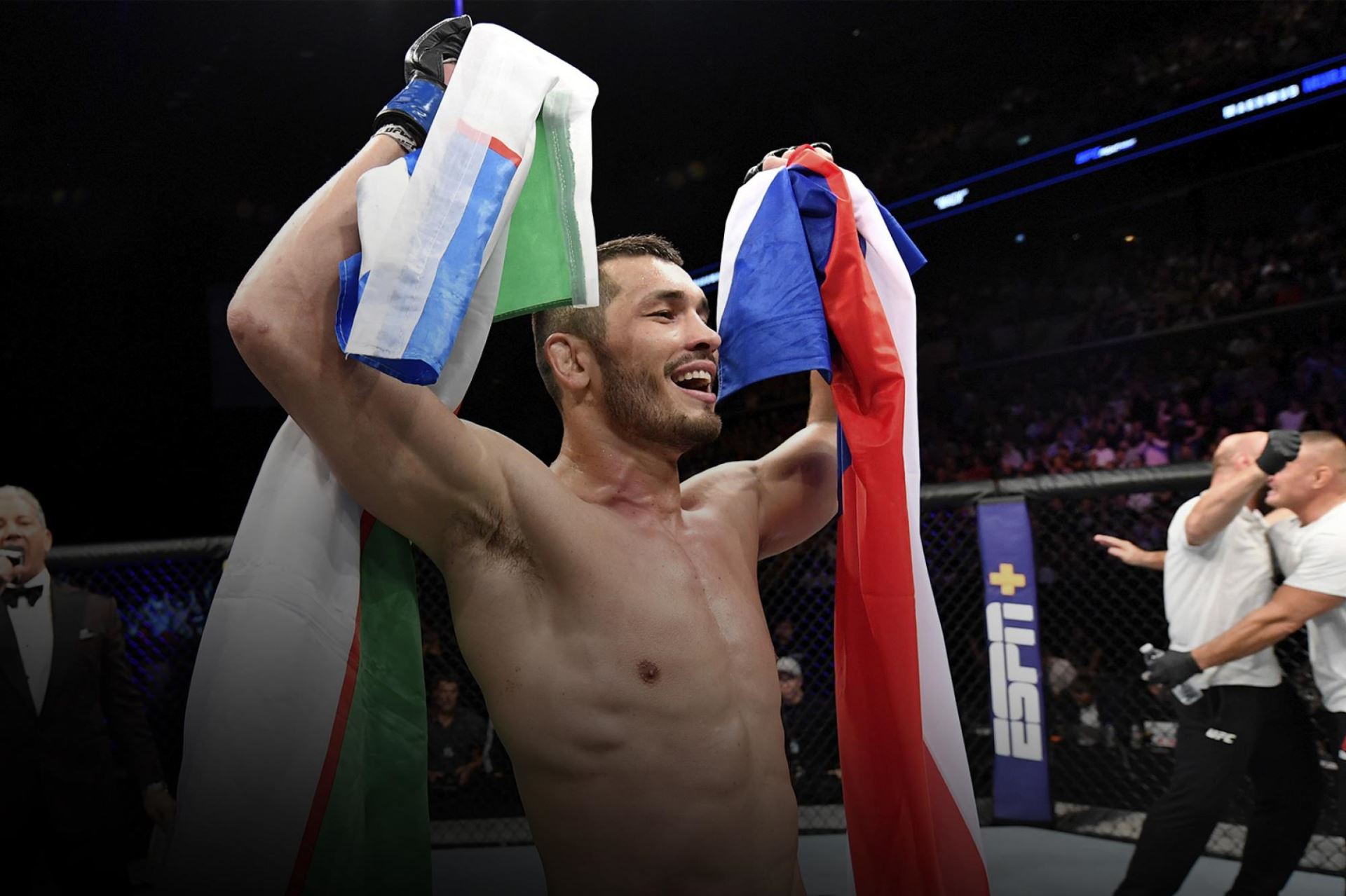 Machum Muradov po výhře v UFC. Ještě s uzbeckou a českou vlajkou.