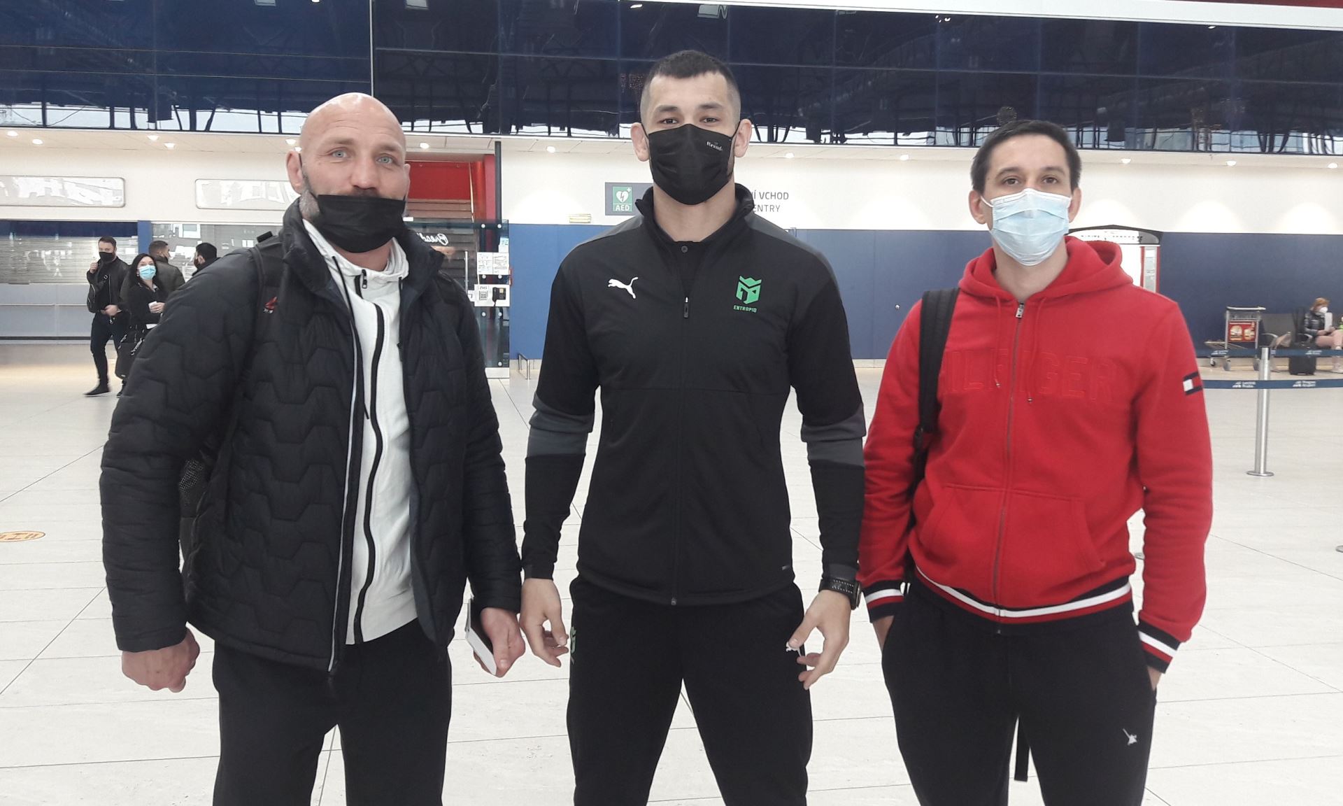 Machmud Muradov s trenéry před odletem do Abú Zabí.