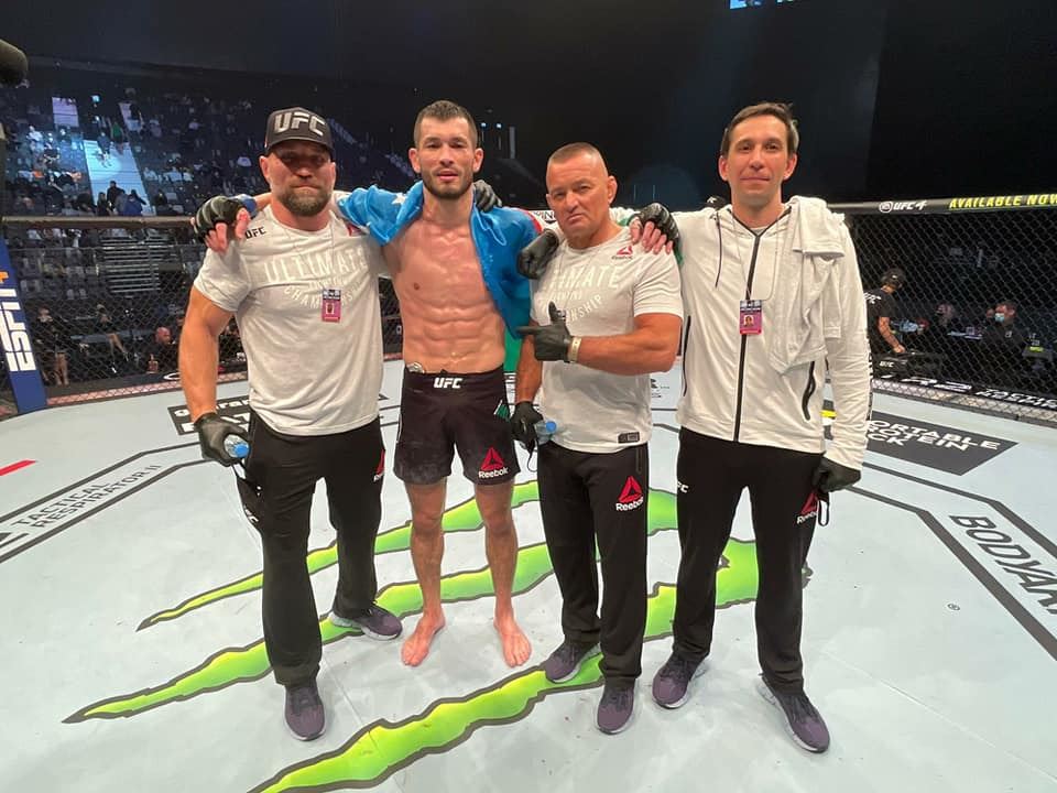 Oslavná fotka po výhře v UFC.