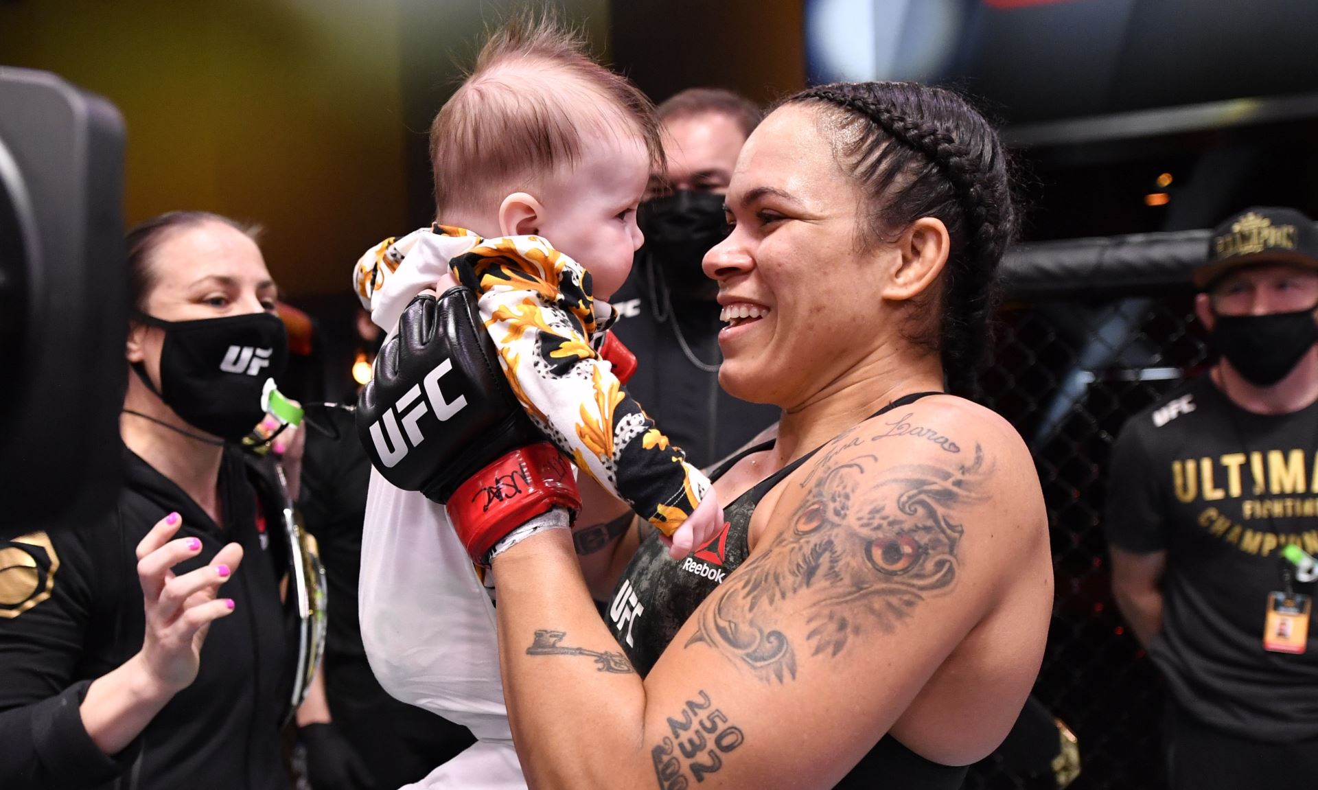 Amanda Nunes s dcerou v kleci po zápase na UFC...