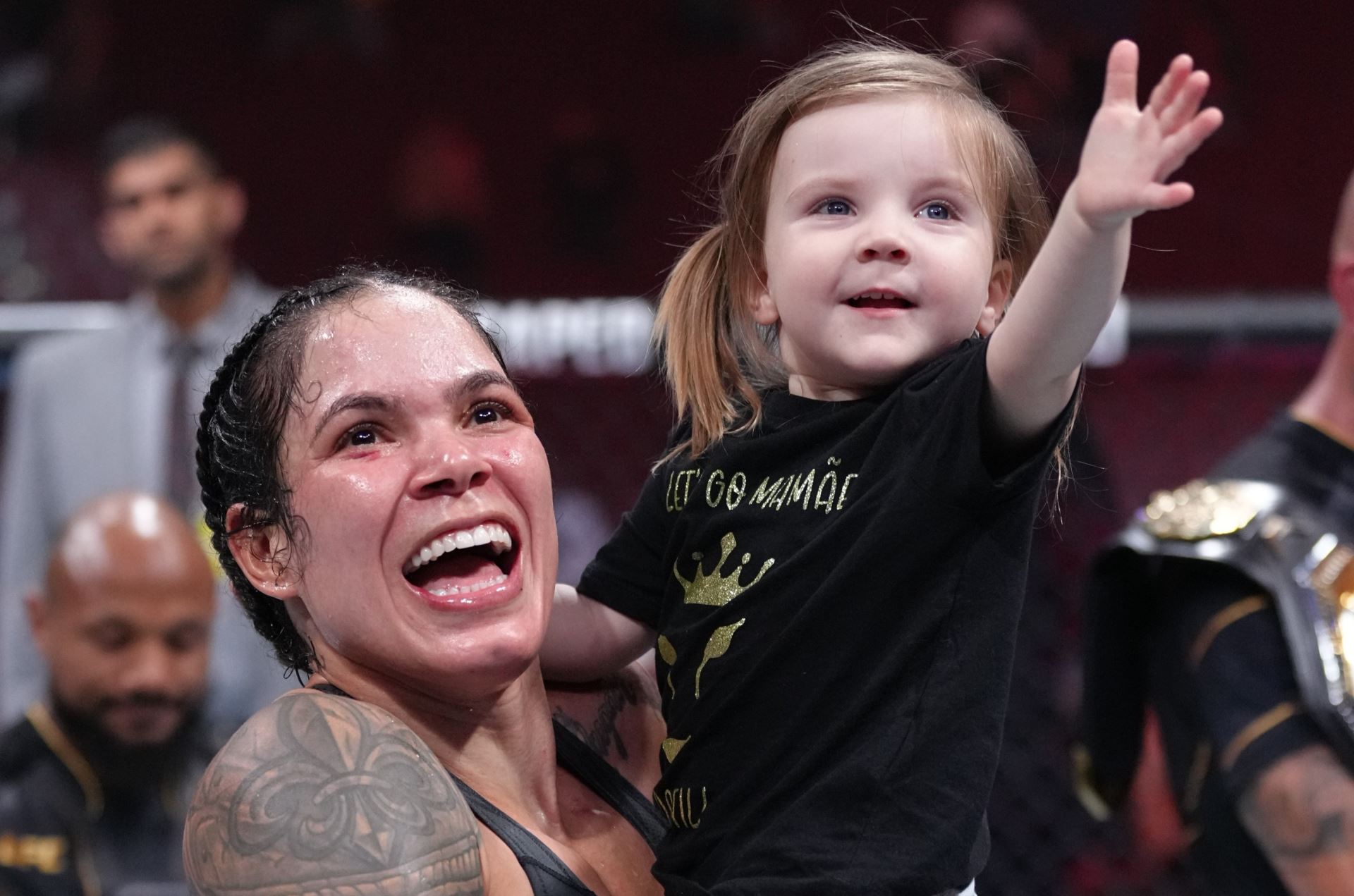 Šťastná Amanda Nunes se teď bude více věnovat rodině.  