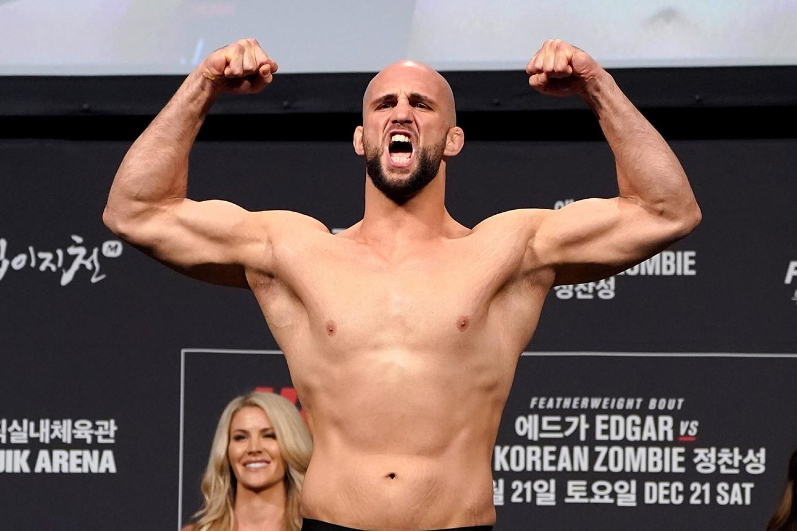 Volkan Oezdemir potkal Jiřího Procházku v kleci. Vyfasoval KO.