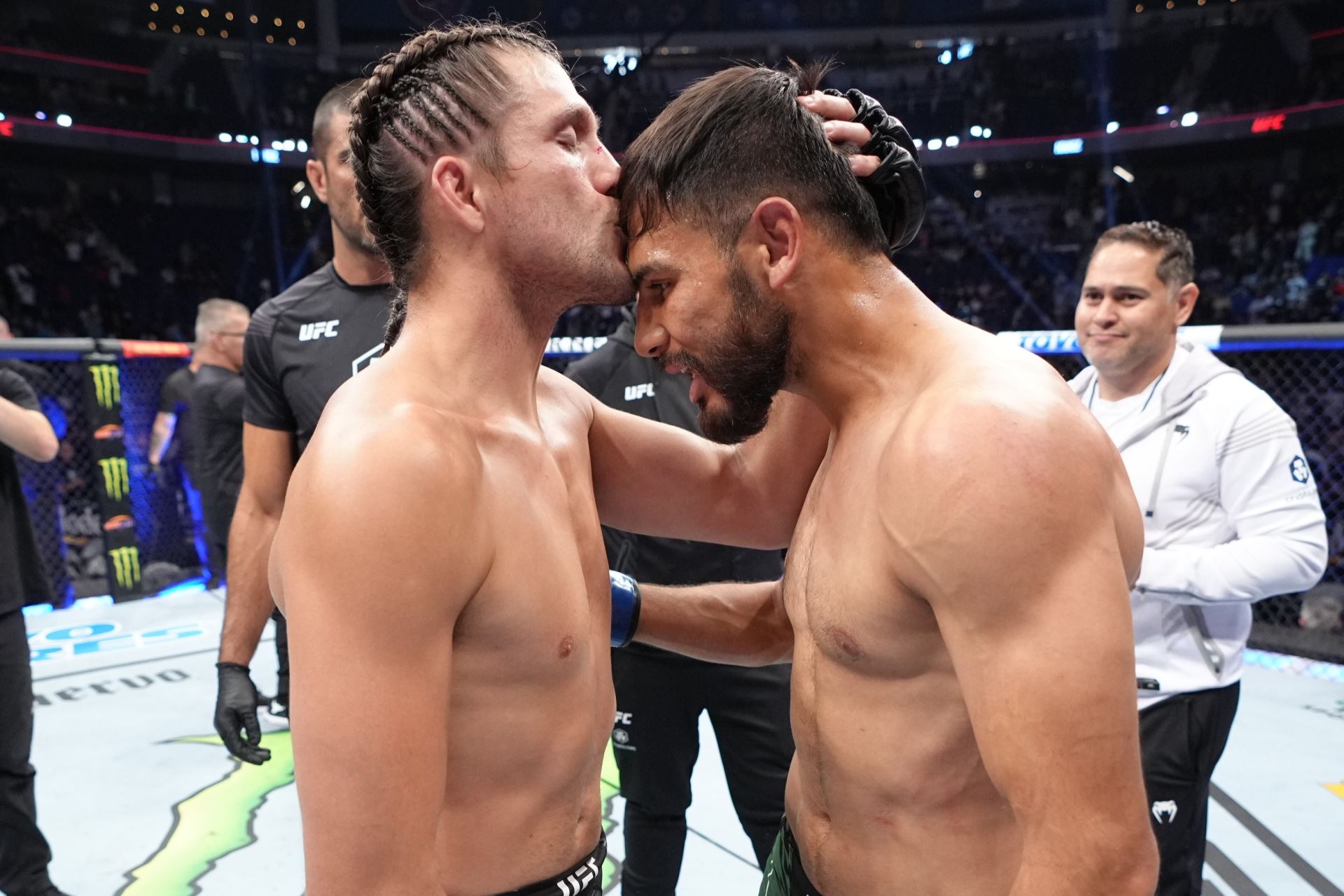 Poražený Brian Ortega políbil soupeře po zápase.