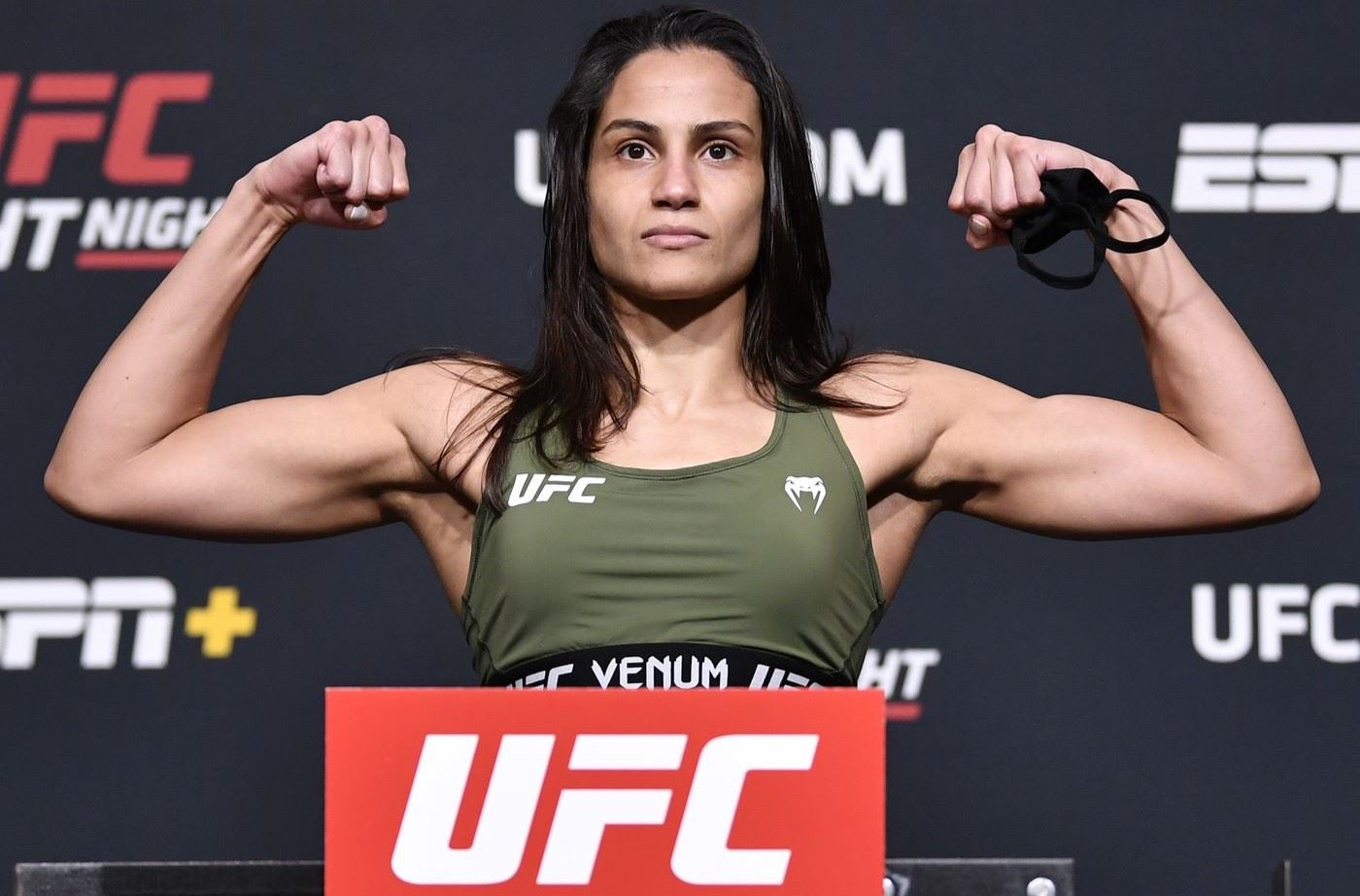 Gloria de Paula na váze UFC.