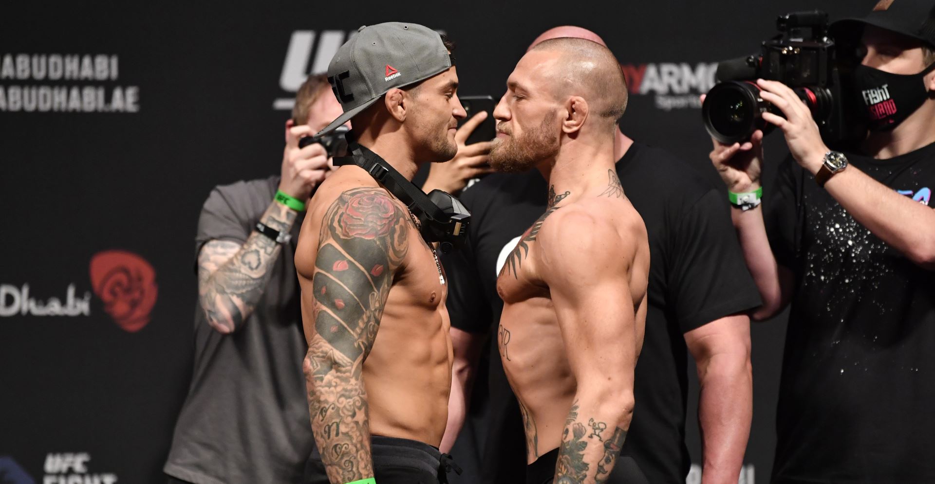 Dustin Poirier a Conor McGregor před zápasem...