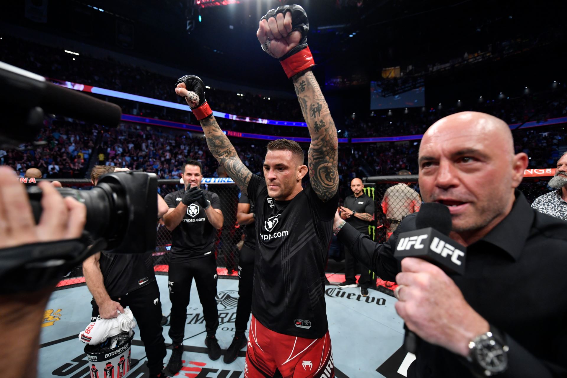 Dustin Poirier slaví výhru.