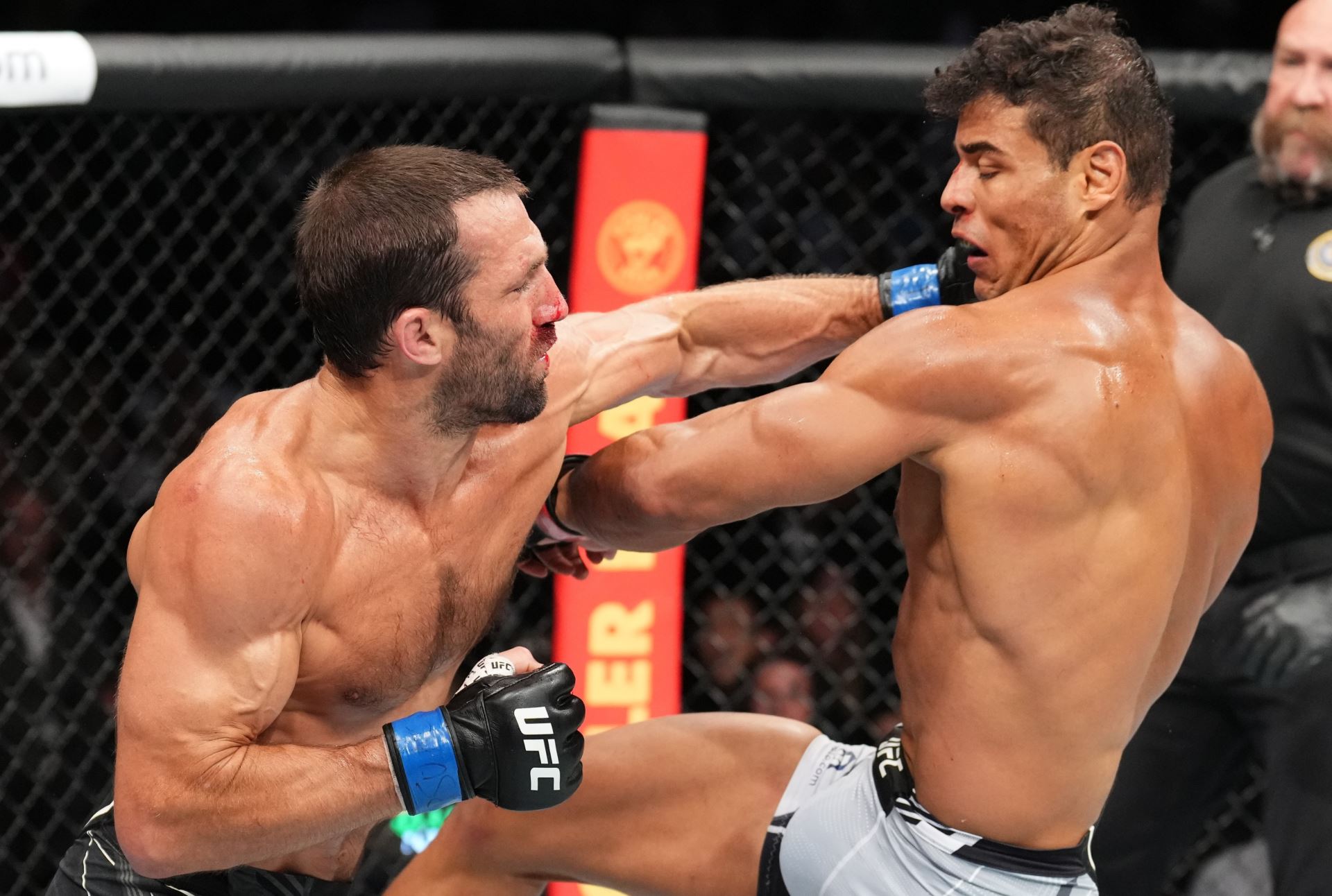 Luke Rockhold (vlevo) v zápase s Paulem Costou.