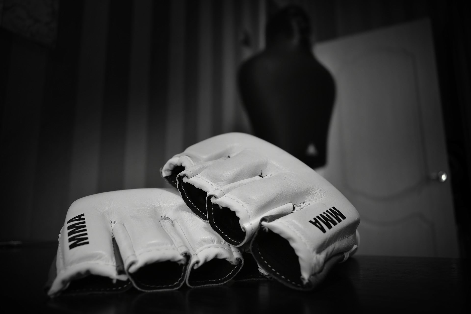 MMA rukavice vyměnil za vojenský mundúr.