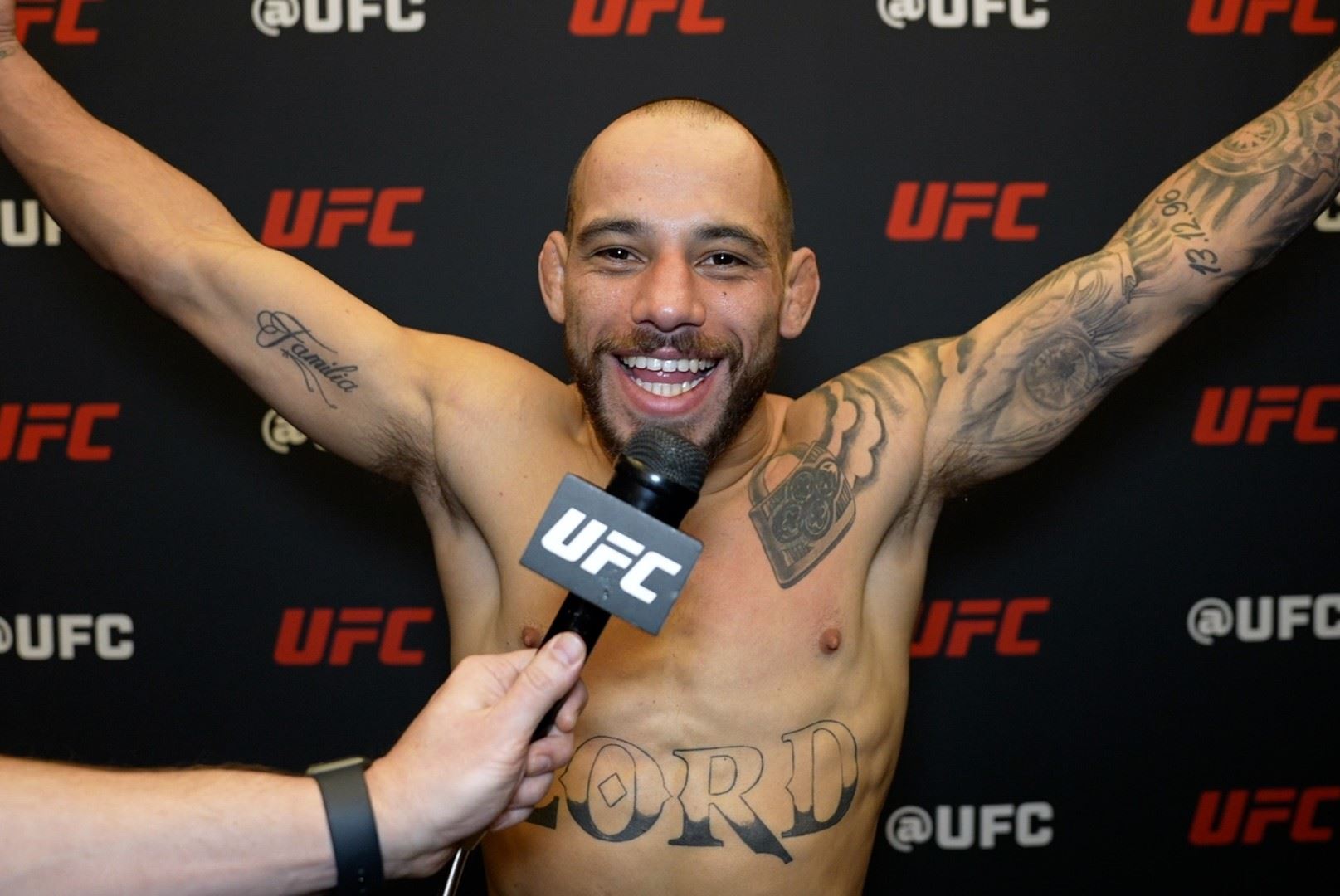Jean Silva a radost po výhře v UFC.