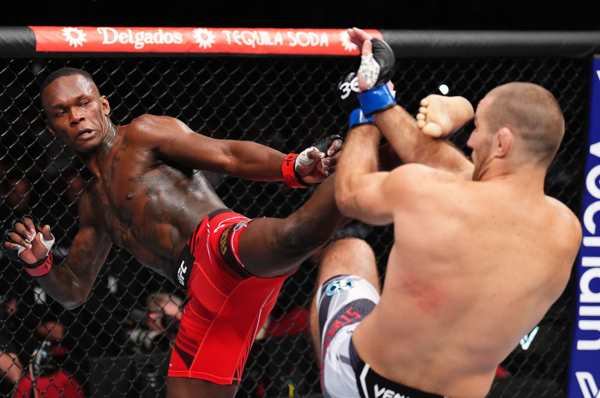 Israel Adesanya (vlevo) o víkendu padl.