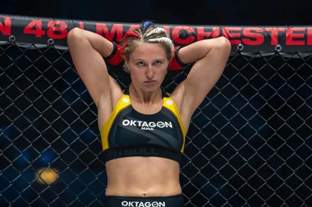 Lucia Szabová v kleci.