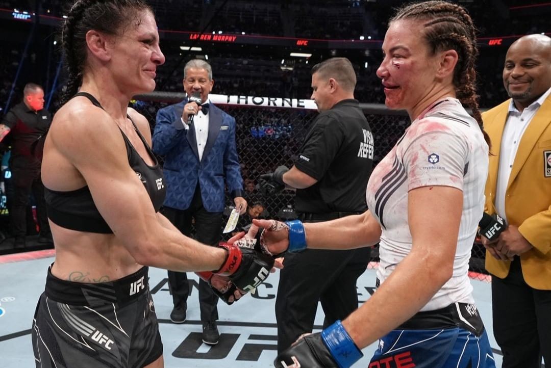 A je po boji. Miesha Tate (vpravo) prohrála a odešla i viditelně poškozená.