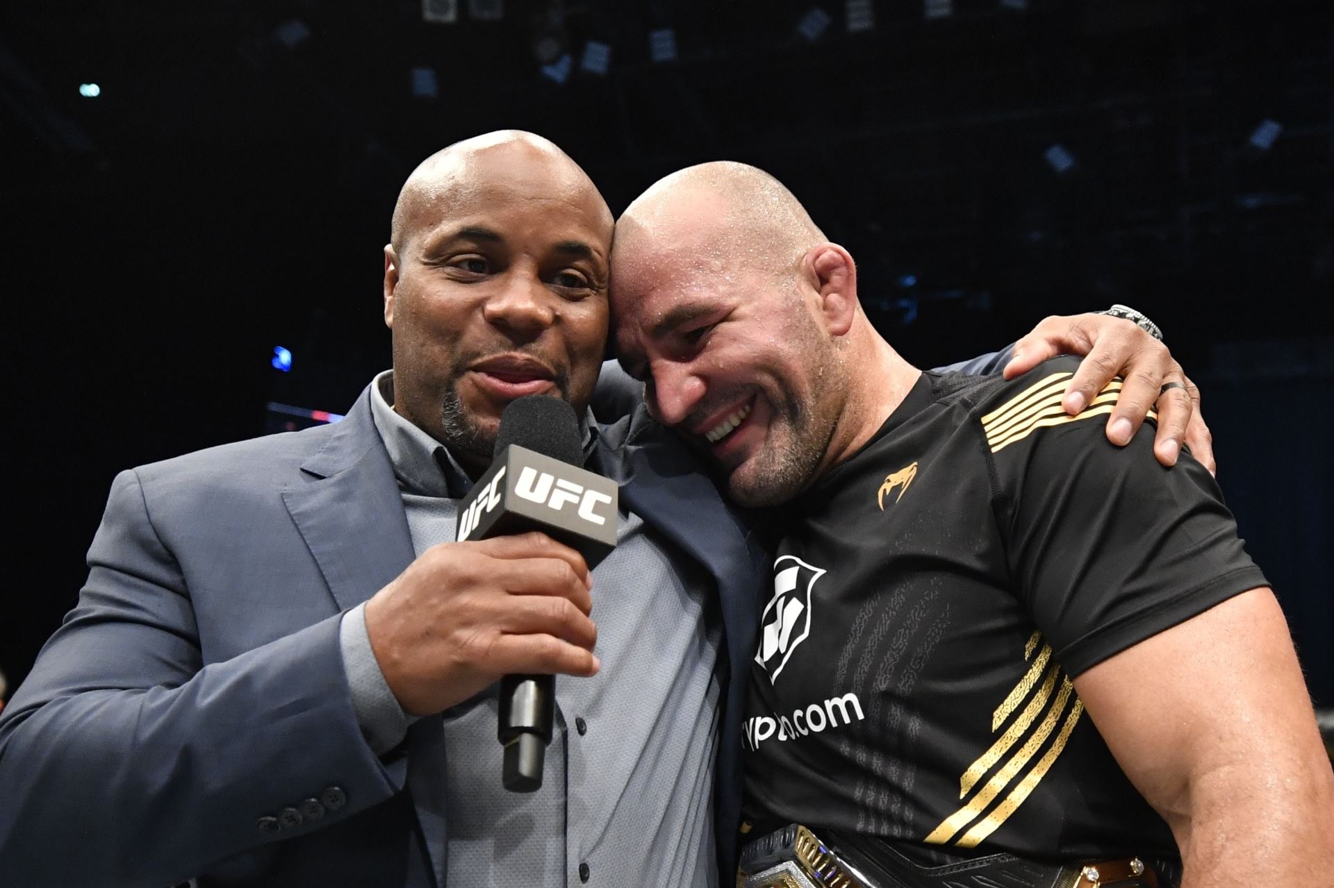 A šťastný šampion Glover Teixeira...