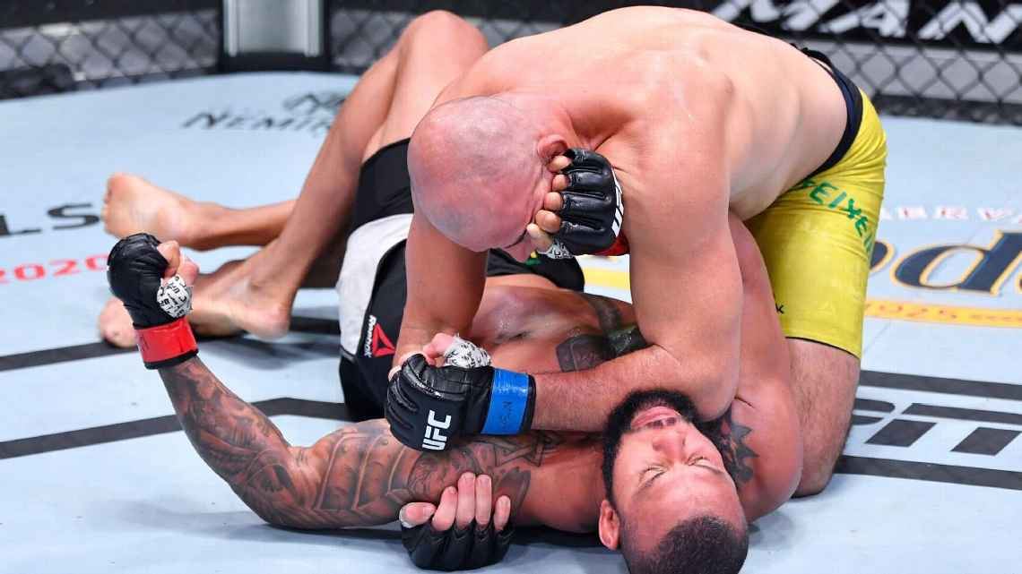 Šokující vrchol UFC v Las Vegas. Brazilský veterán uškrtil Santose 