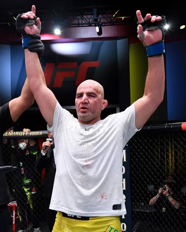 42letý Glover Teixeira...