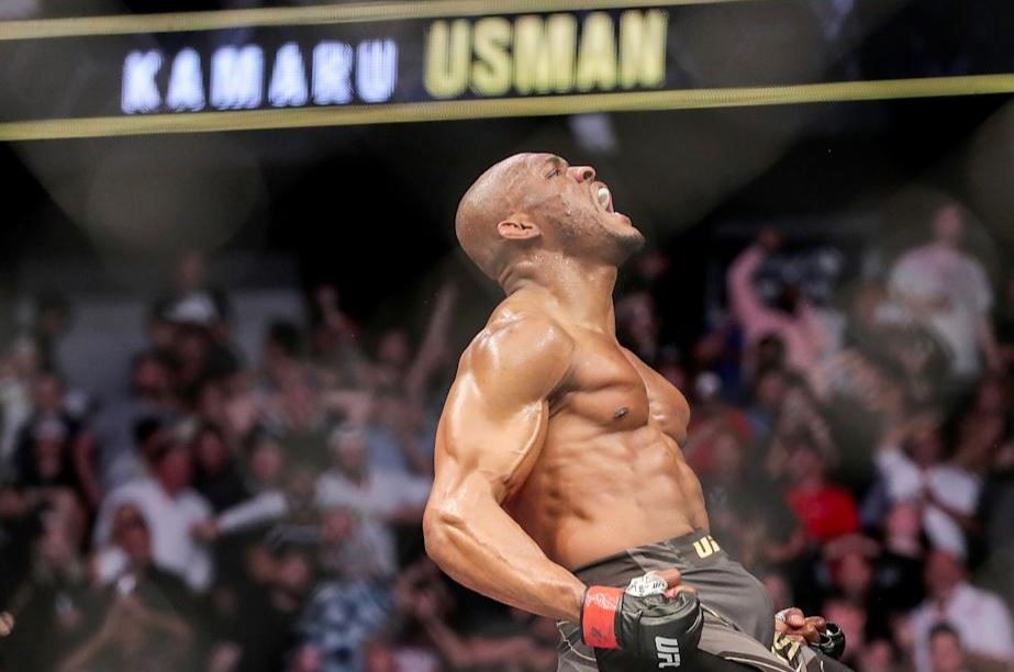 Kamaru Usman padl.