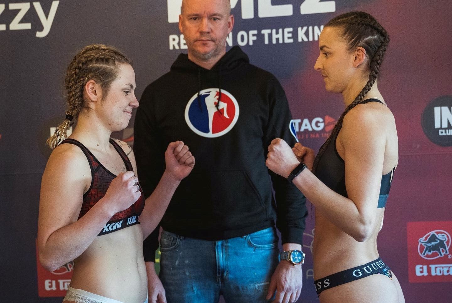 Každá dvojice měla svůj staredown...