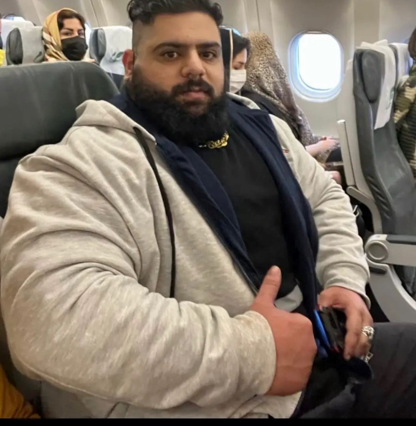 Sajad Gharibi měl v letadle málo místa...