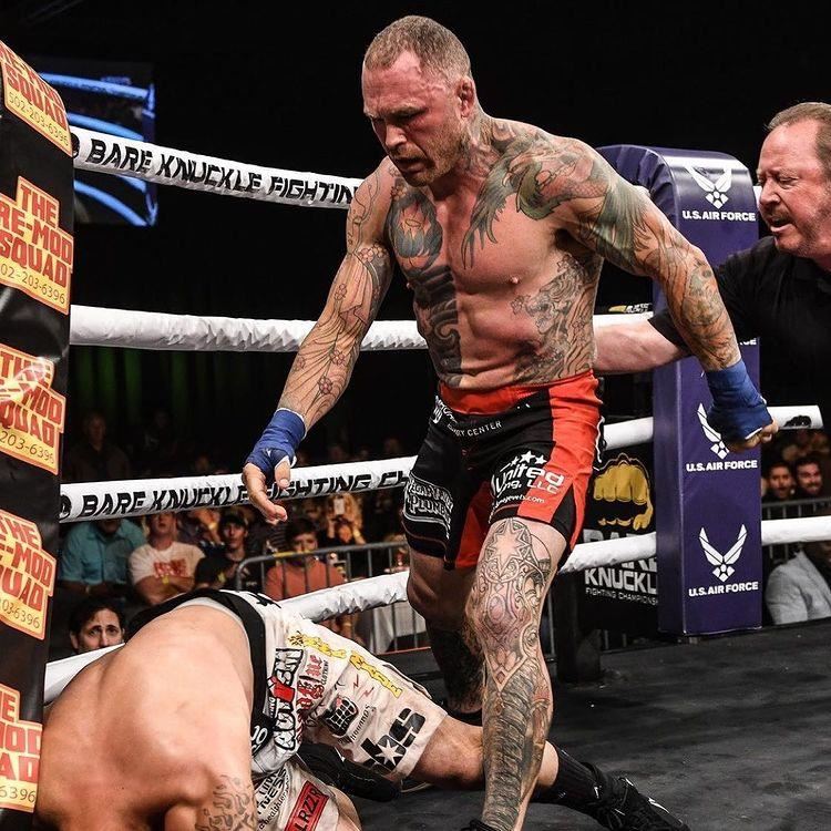 Chris Leben si dal zápas bez rukavic vícekrát...