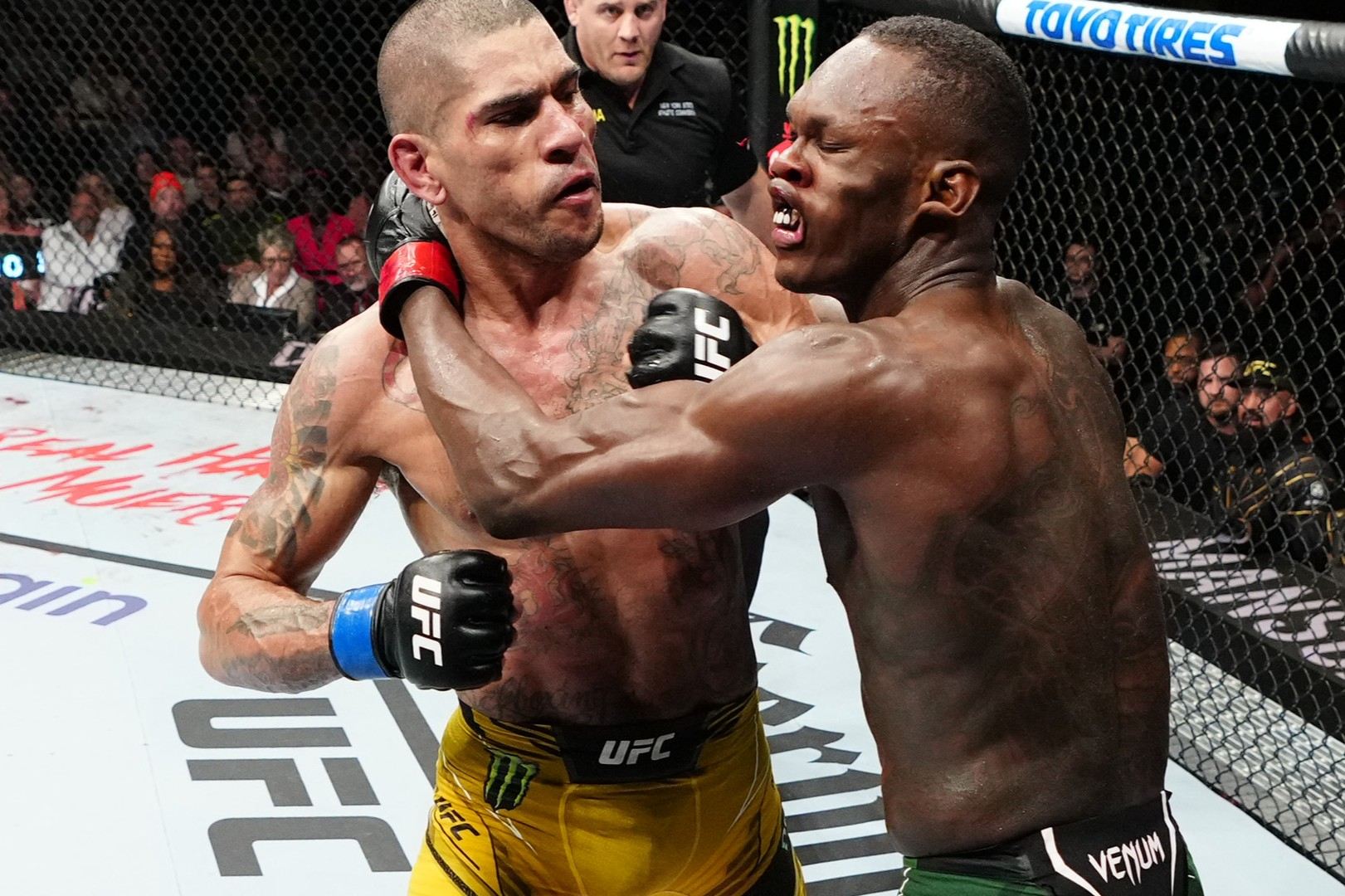 Alex Pereira trefuje.