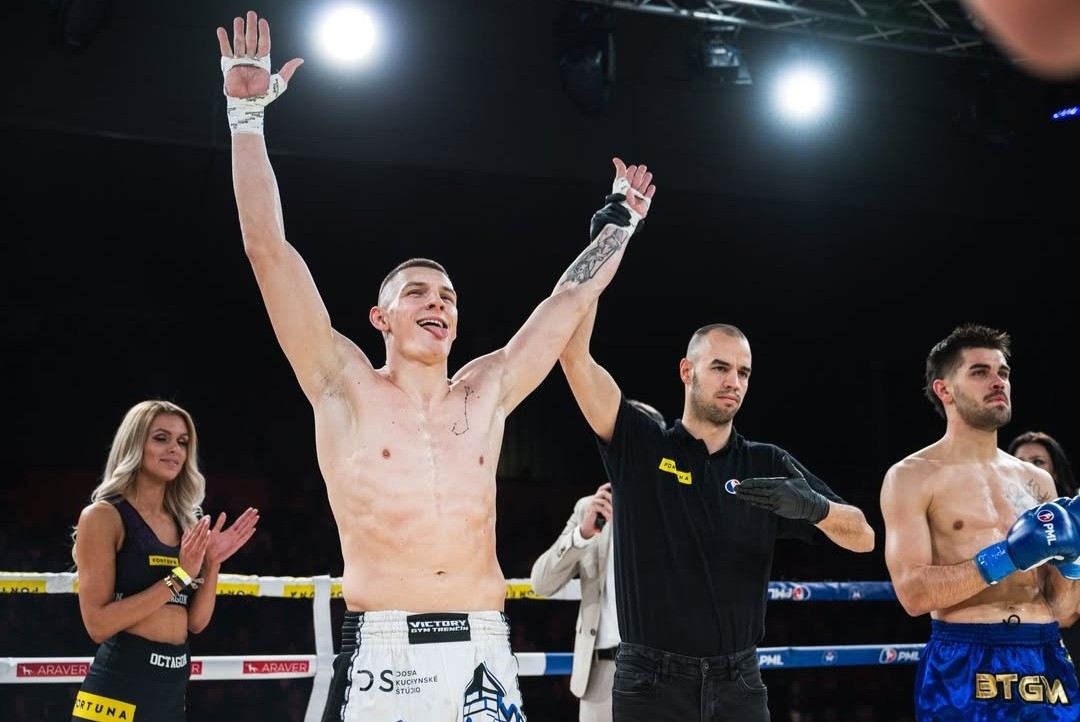 Adrián Ertel slaví vítězství. 