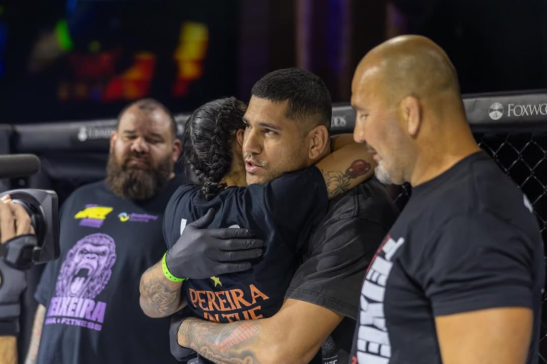 Alex Pereira objímá po výhře svou mladší sestru. Sejdou se příště v UFC?