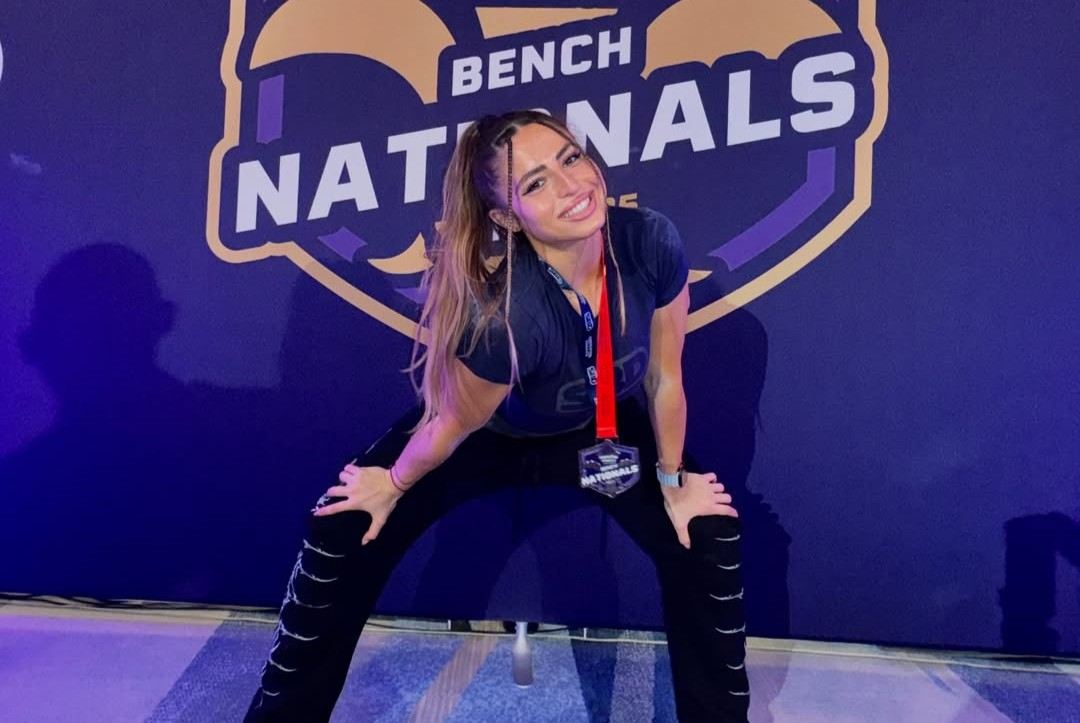 Aliza Tessler na akci Powerlifting America Bench Nationals.