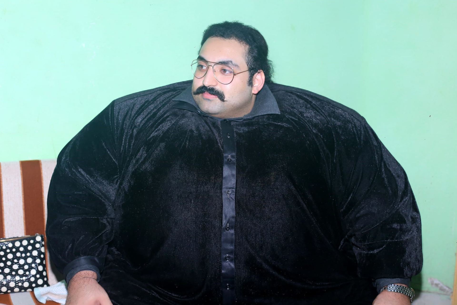 Khan Baba má vážit přes 400 kilo!