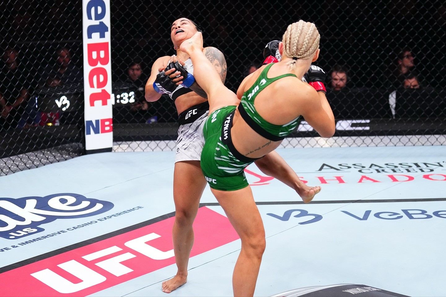 Shauna Bannon trefuje.