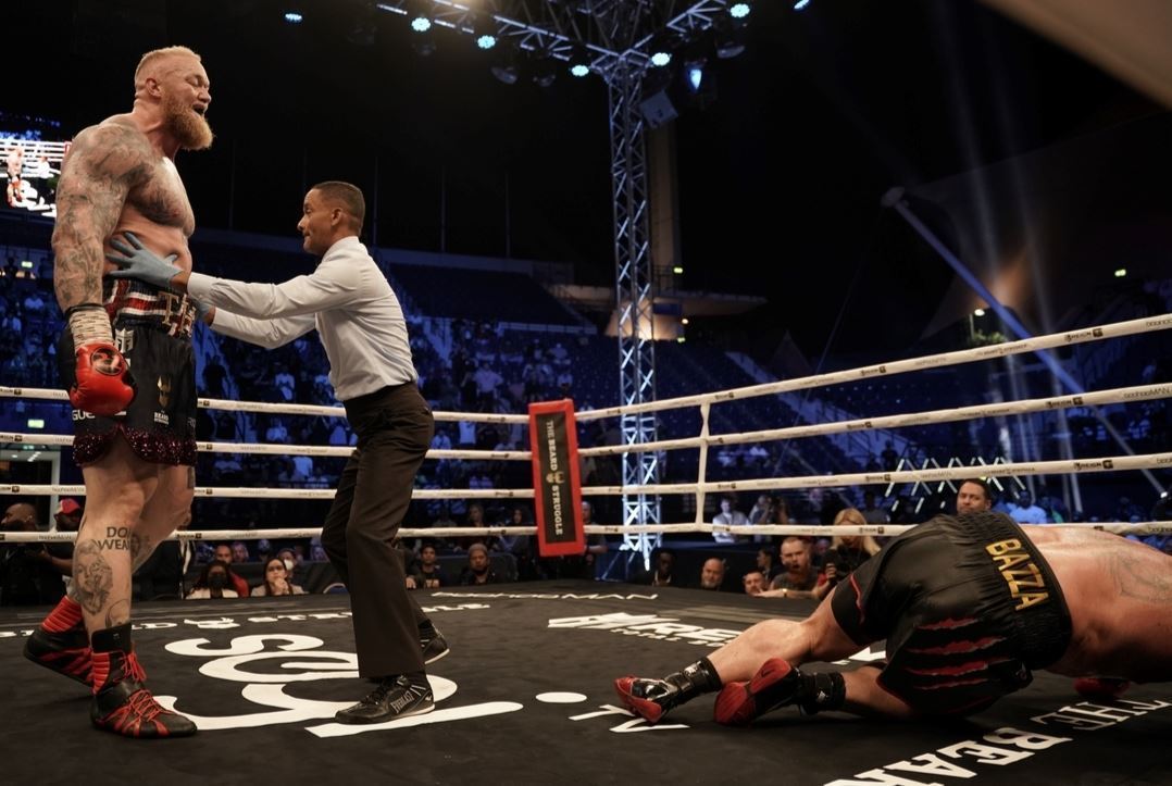 Dvoumetrový obr umí rozdat ránu. 