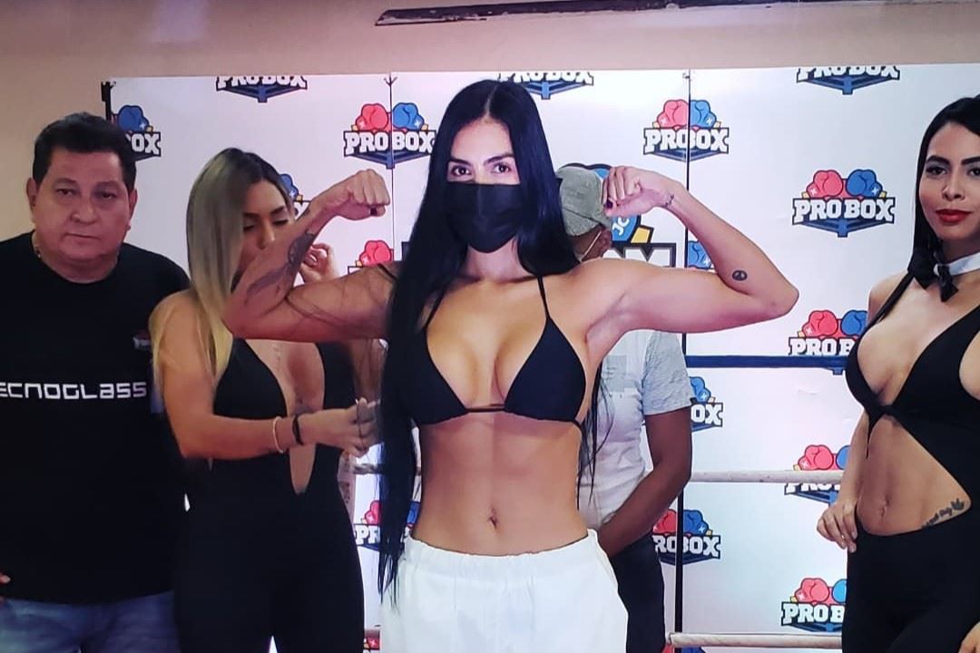 Rozverná boxerka na váze.