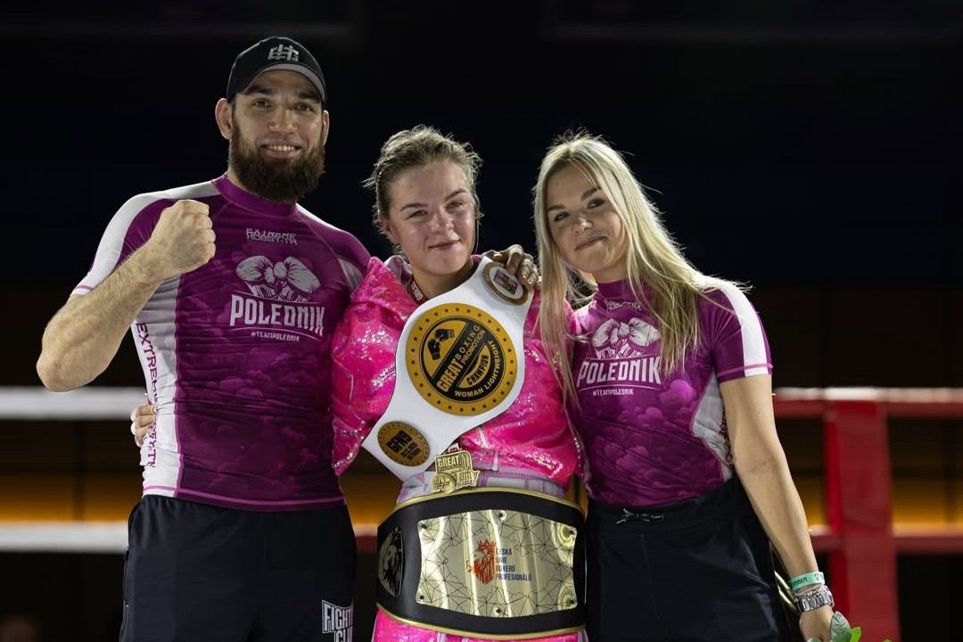 Natálie Poledníková (uprostřed) slaví mistrovský titul i se svou sestrou. 