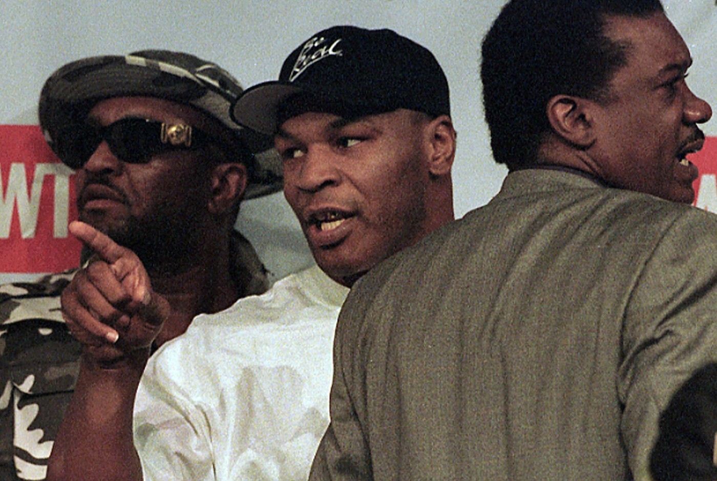 Mike Tyson a Tommy Brooks (vpravo).