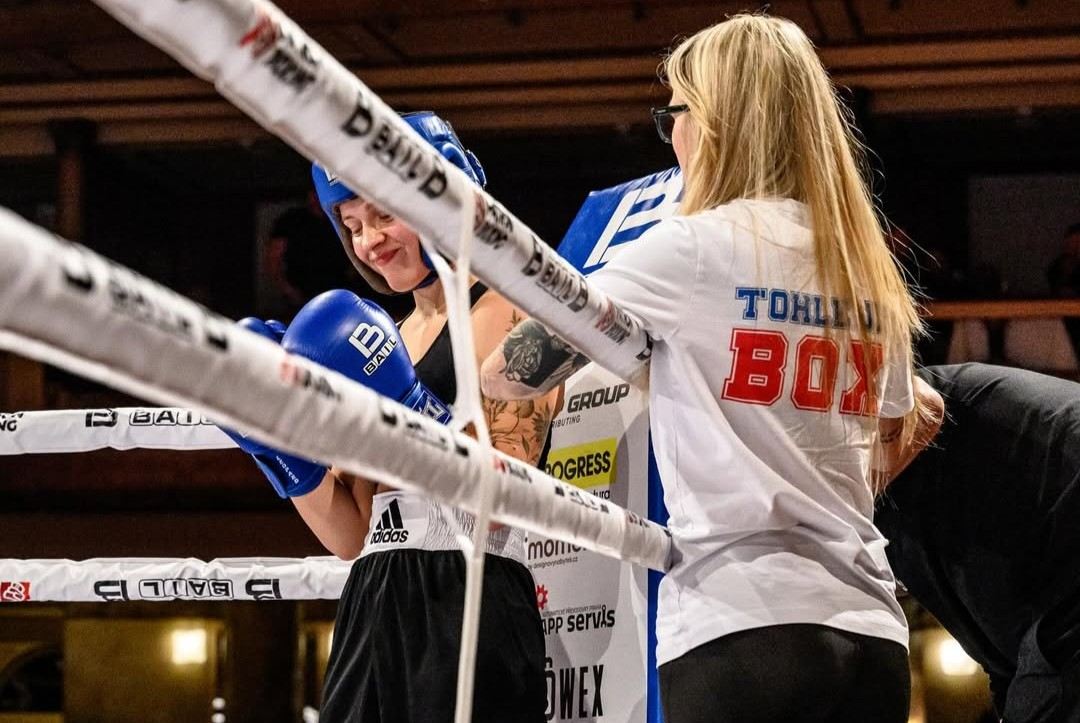 Jaromíra Konečná (v ringu) a Fabiana Bytyqi.
