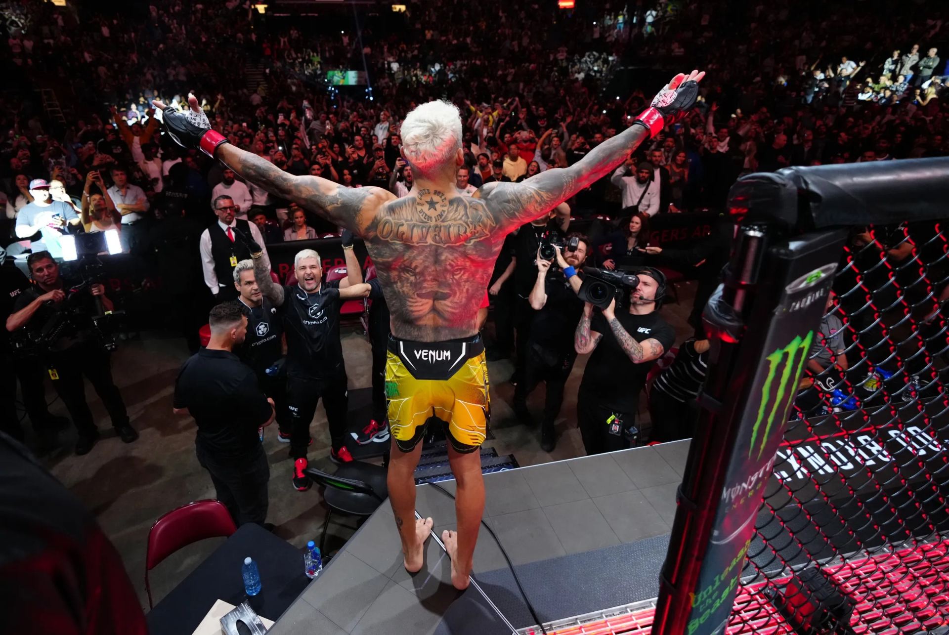 Charles Oliveira.
