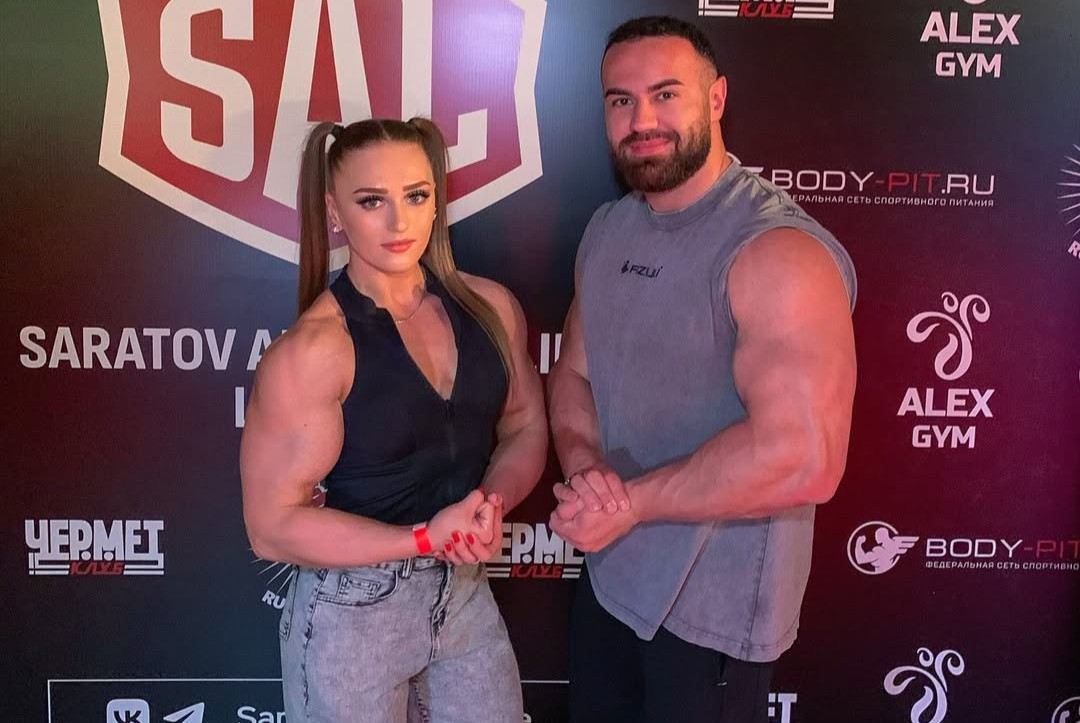 Julia Vins na soutěži Super Armwrestling League svými bicepsy ohromila i mnohé pány.