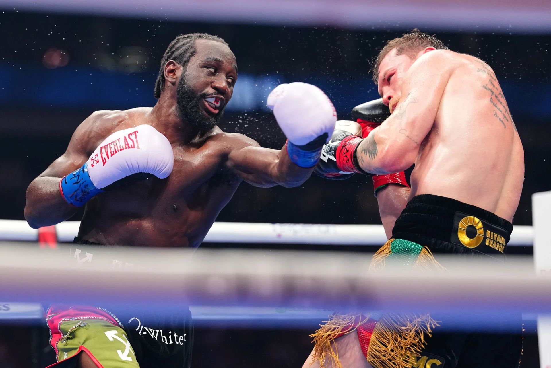 Crawford a Canelo v ringu. 