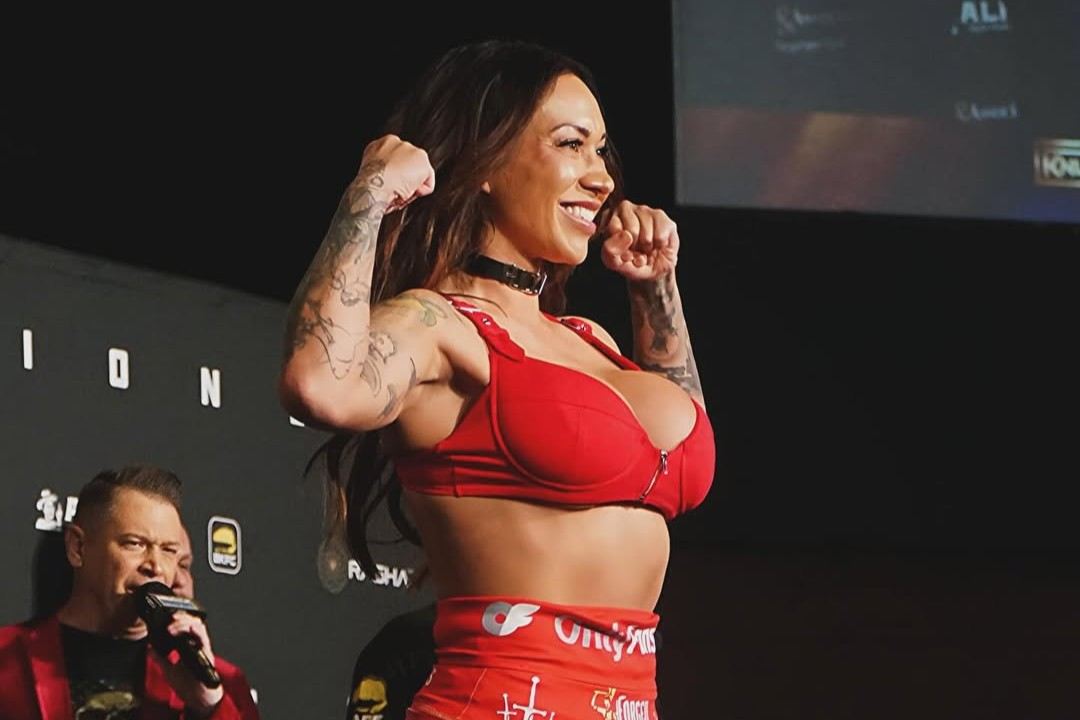 Crystal Pittman na váze.  