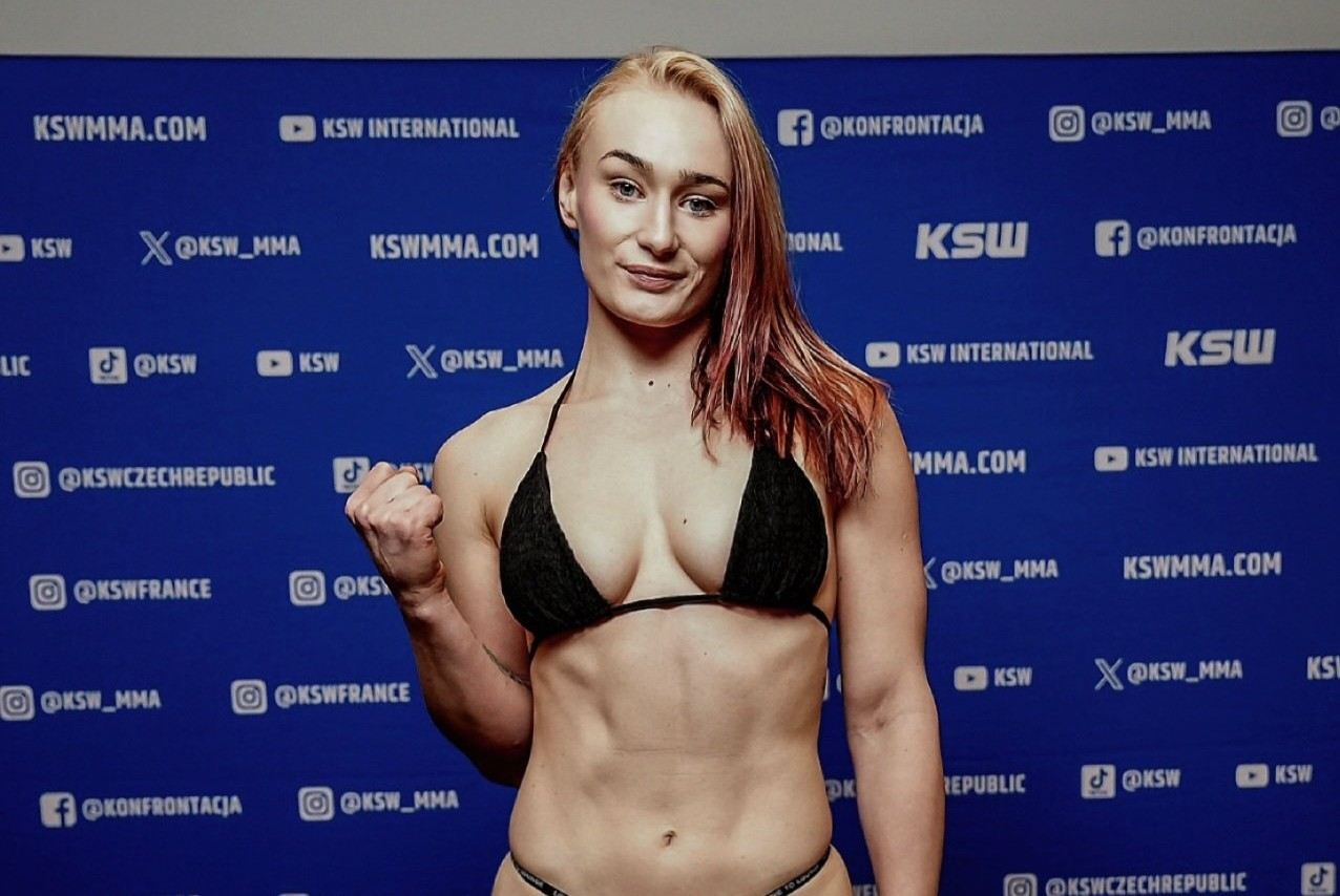 Wiktoria Czyzewska na váze před bojem. 