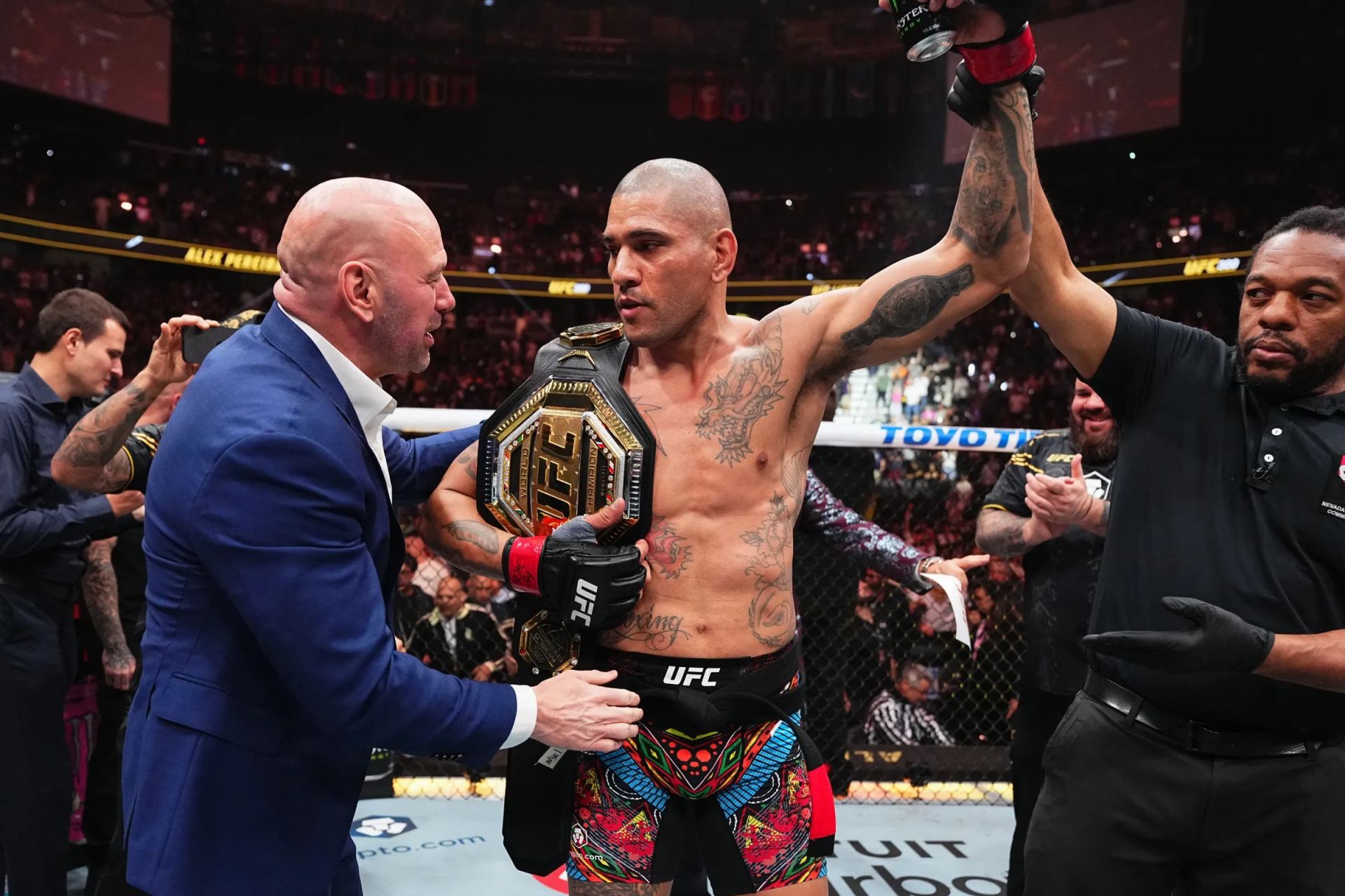 Dana White a Alex Pereira. 