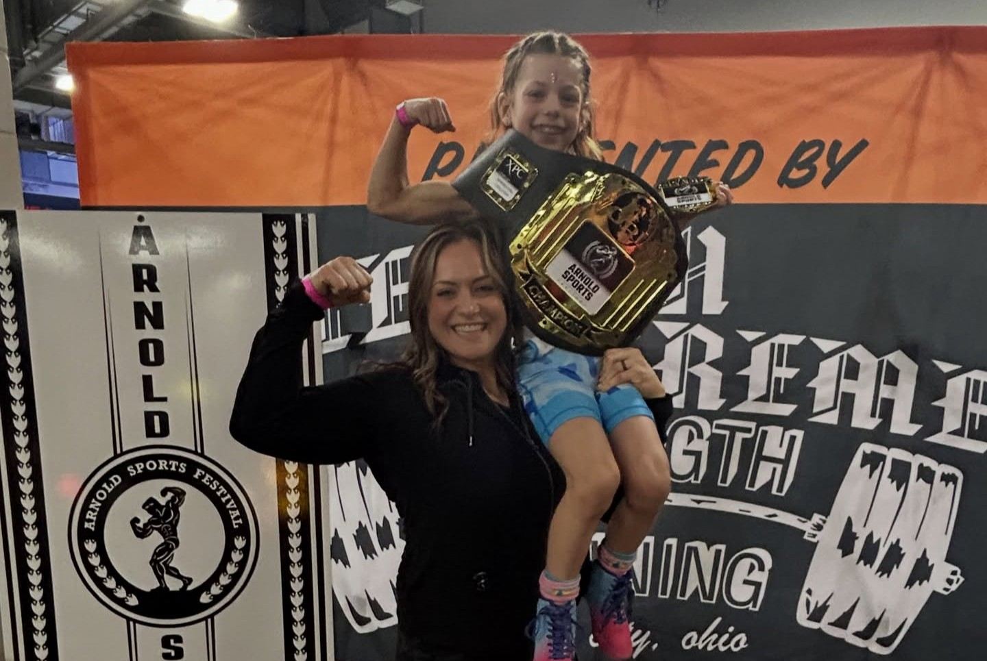 Lucy Milgrim pózuje s pásem. 