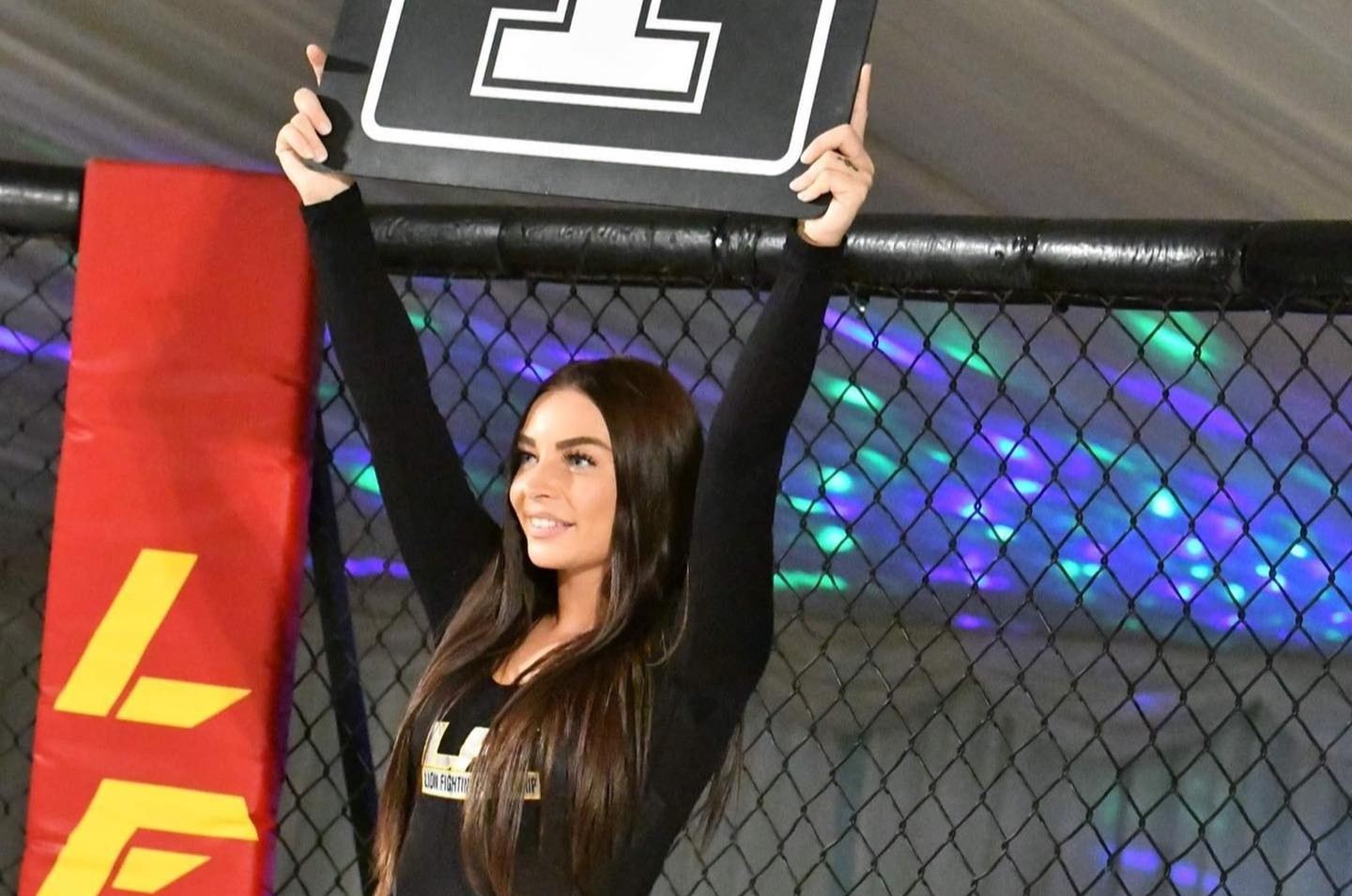 Bitva v Brazílii skončila nezvykle rychle. Půvabná cage girl sotva stihla odejít z klece.