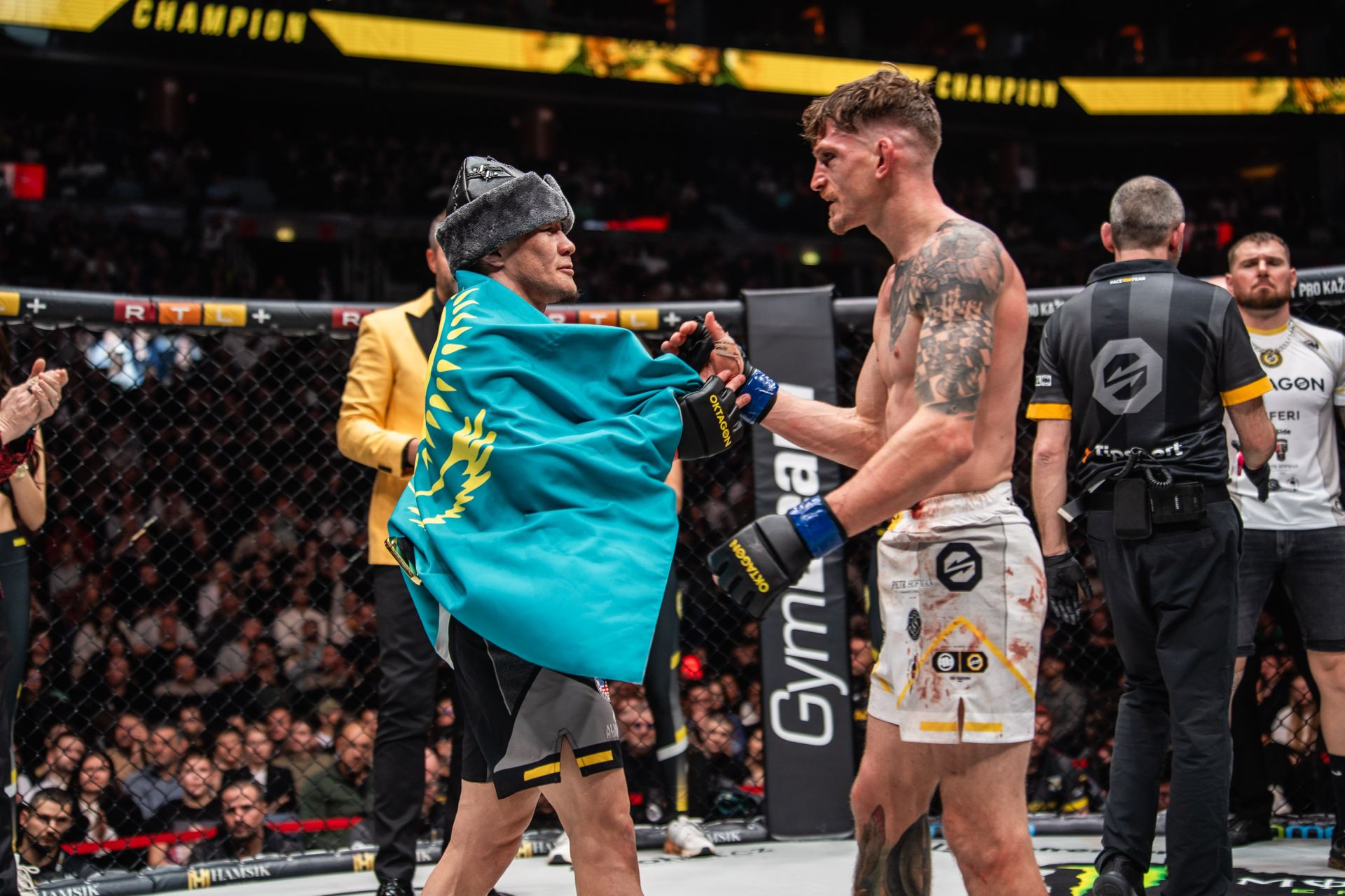 Zhalgas Zhumagulov a David Dvořák po boji. 