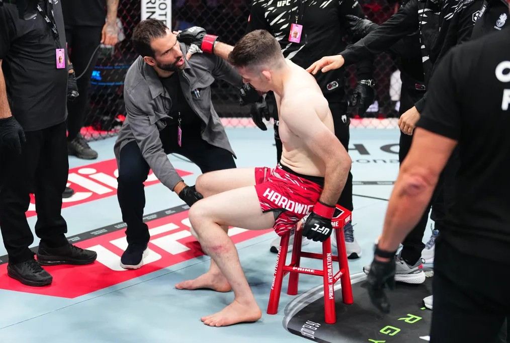 Harry Hardwick má problém.