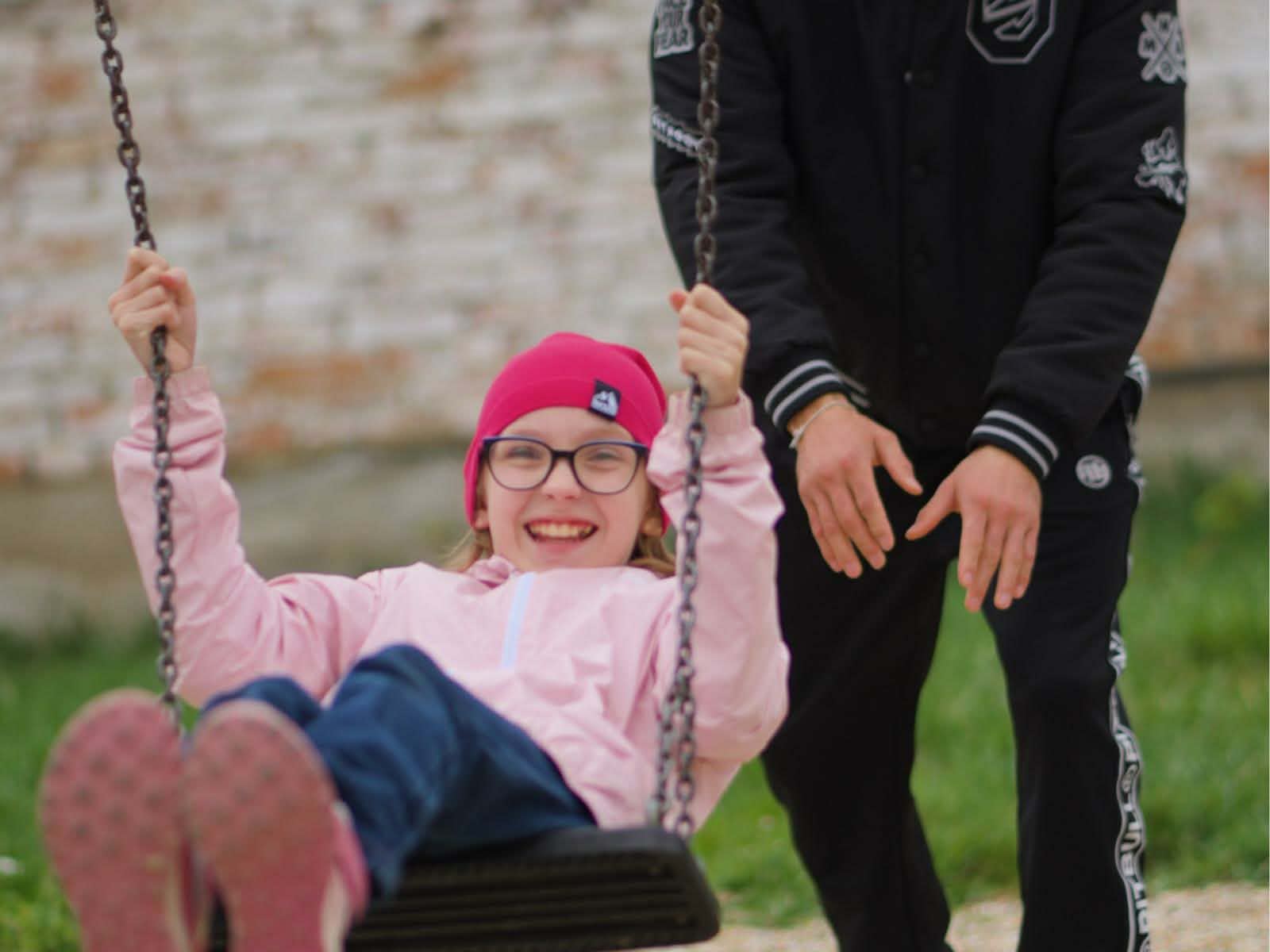 Vlado Lengál a Karolínka. Pomůžete? Díky.