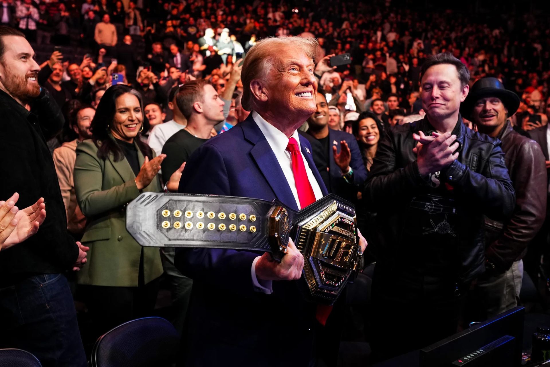 Donald Trump s mistrovským pásem UFC.